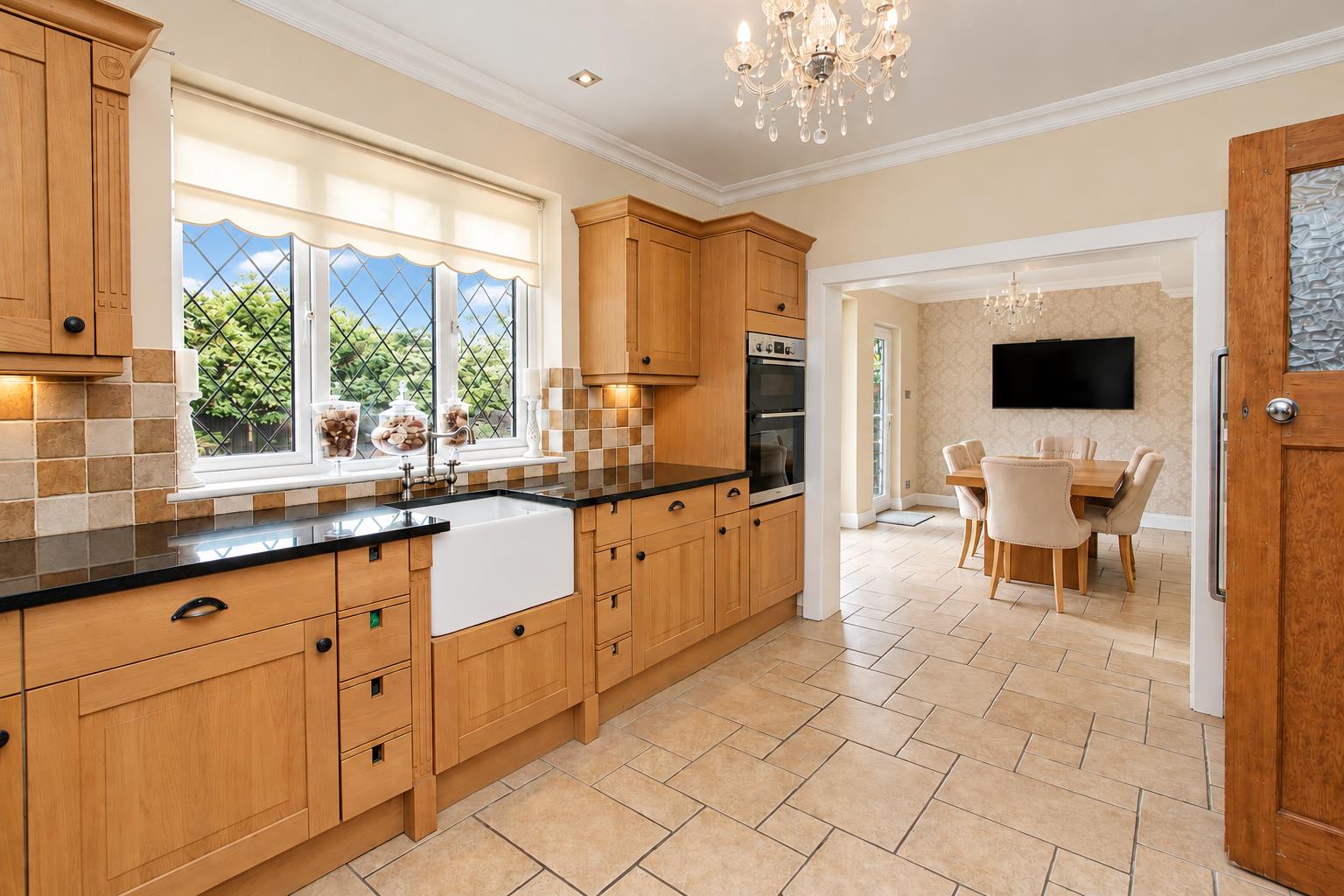 5 bed property in Buckingham Way, Wallington